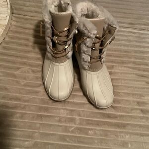 Maurices Tan and Cream Winter Boots with Faux Fur NWOT size 8.5